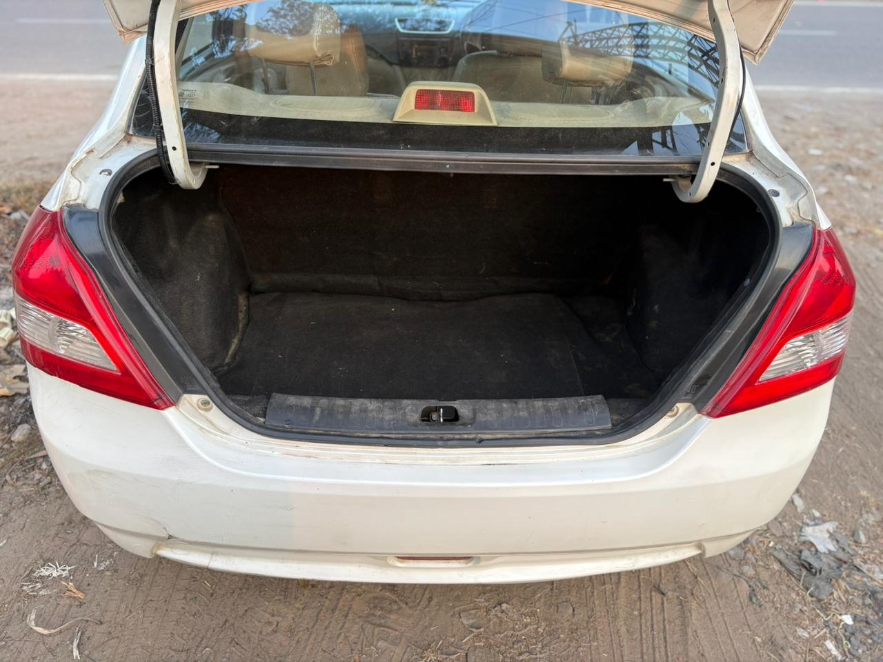 
								Maruti Suzuki Swift Dzire VXI full									