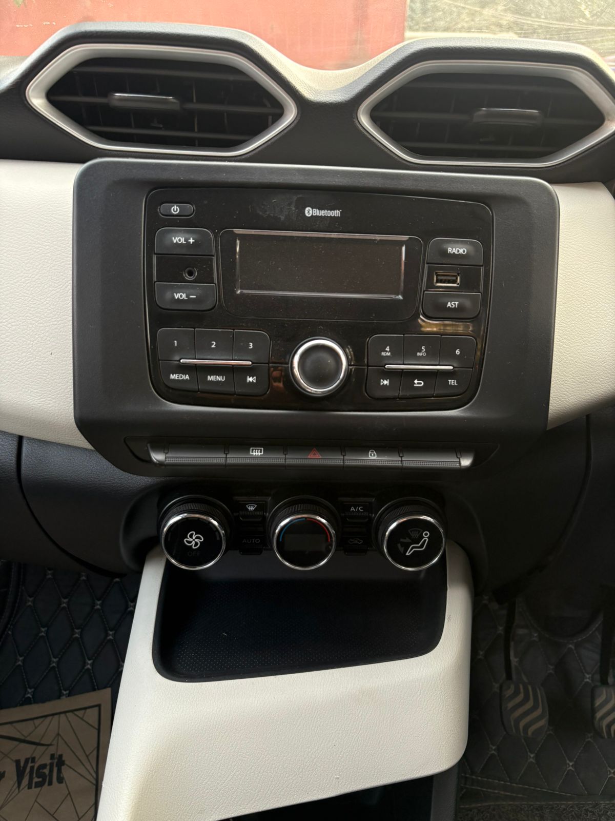 
								Nissan Magnite XL full									