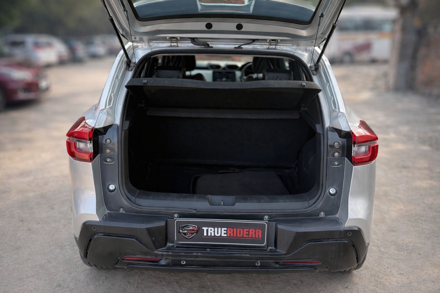 
								Nissan Magnite XL full									