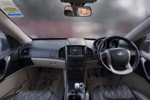 Mahindra XUV500 W9 with Sunroof