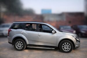 Mahindra XUV500 W9 with Sunroof