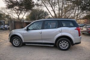 Mahindra XUV500 W9 with Sunroof