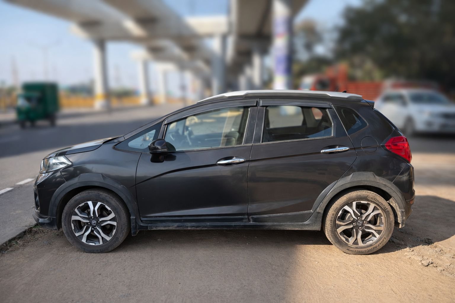 
								Honda WR-V with Sunroof full									