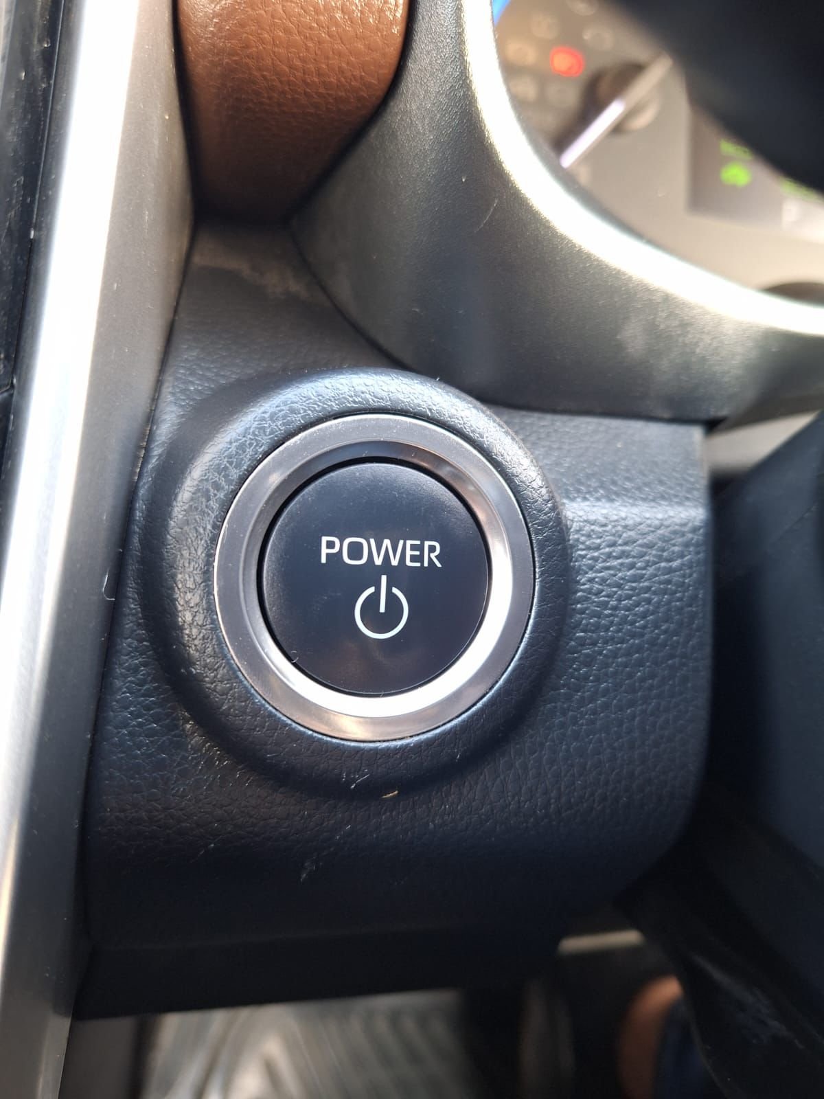 
								Toyota Innova Hi-Cross full									