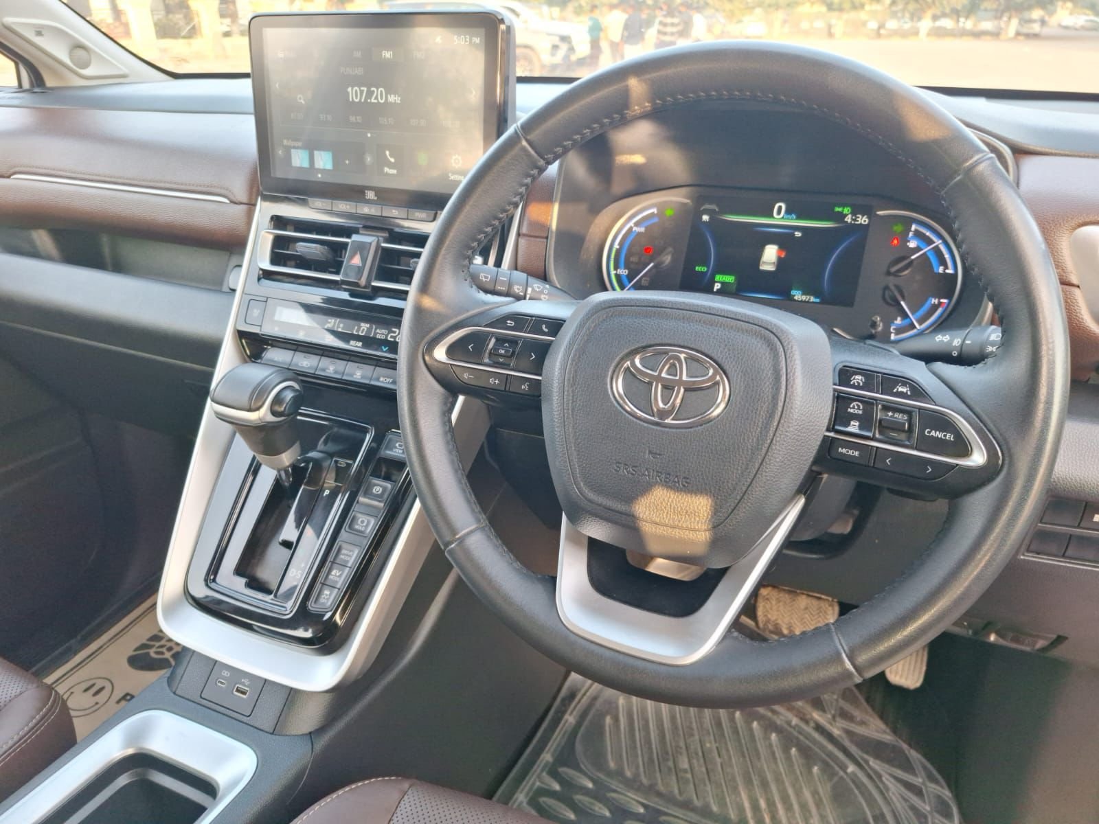 
								Toyota Innova Hi-Cross full									