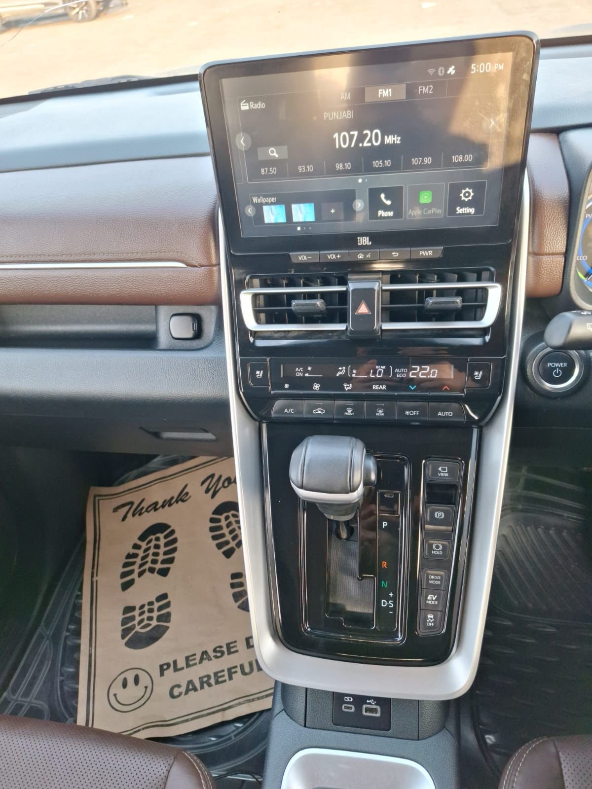 
								Toyota Innova Hi-Cross full									