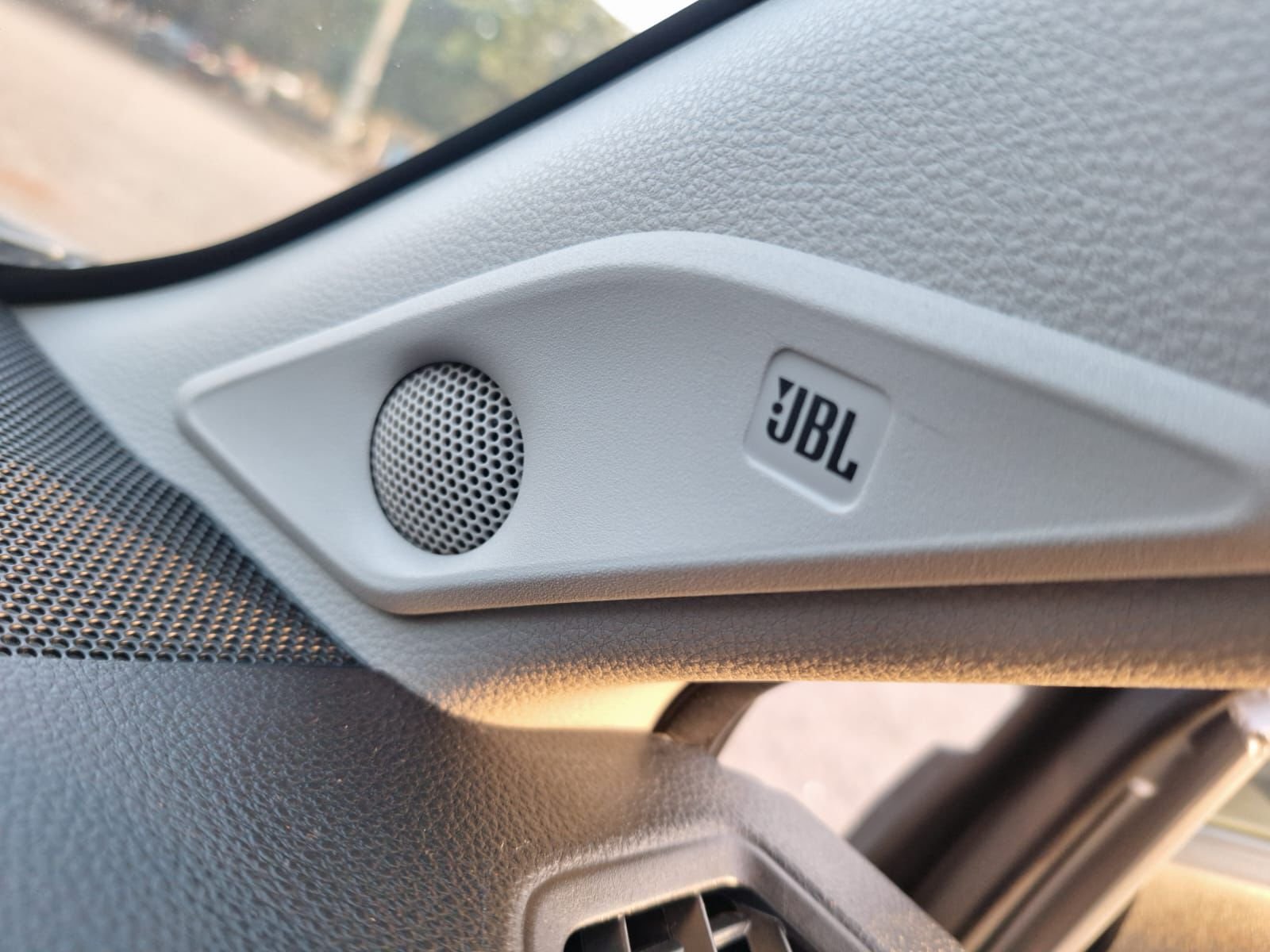 
								Toyota Innova Hi-Cross full									
