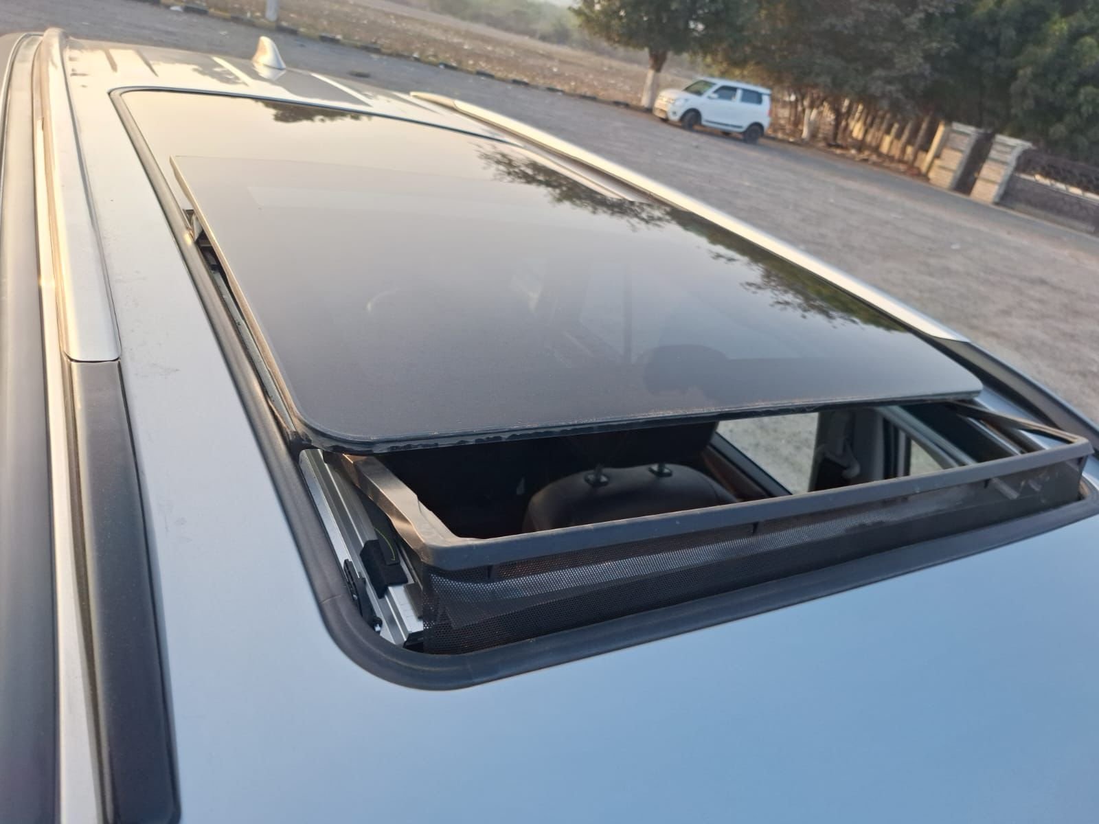 
								Toyota Innova Hi-Cross full									