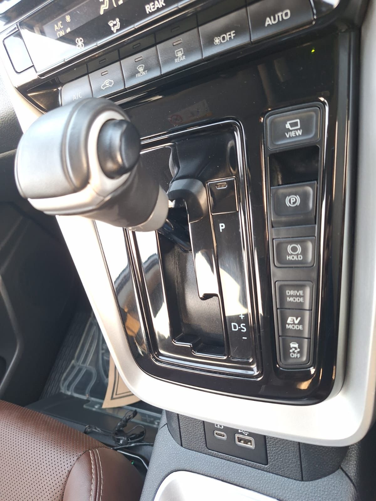 
								Toyota Innova Hi-Cross full									