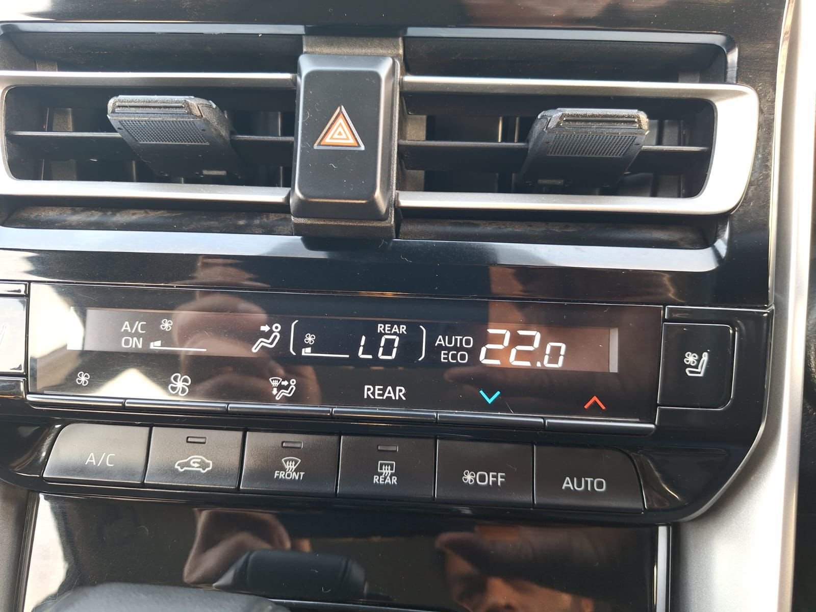 
								Toyota Innova Hi-Cross full									