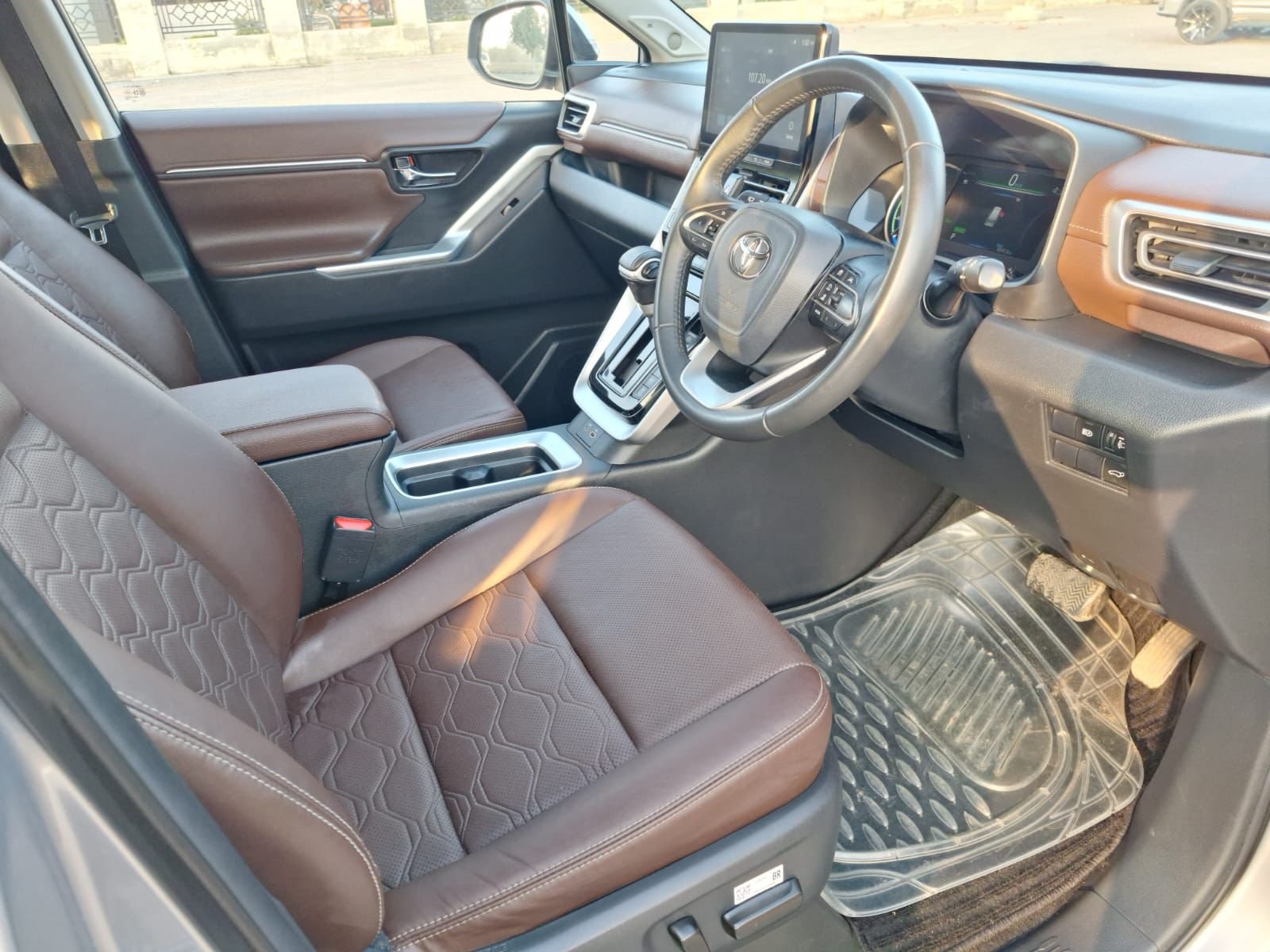 
								Toyota Innova Hi-Cross full									