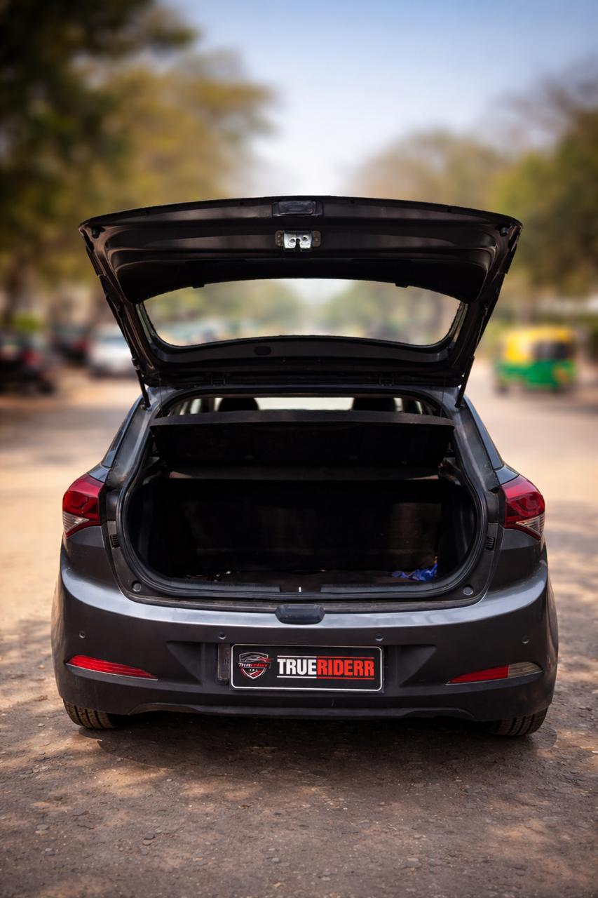 
								Hyundai i20 Sport full									