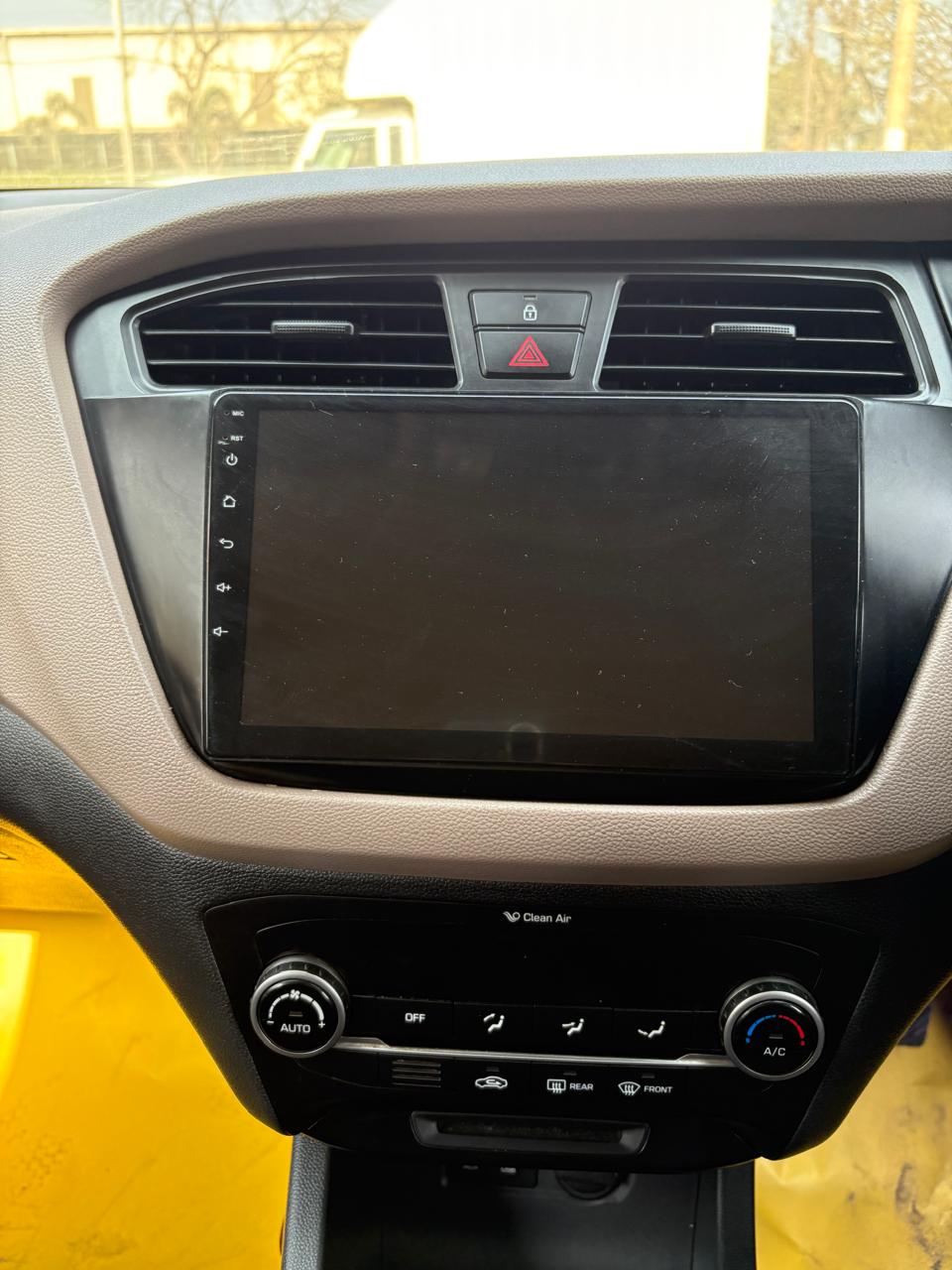 
								Hyundai i20 Sport full									