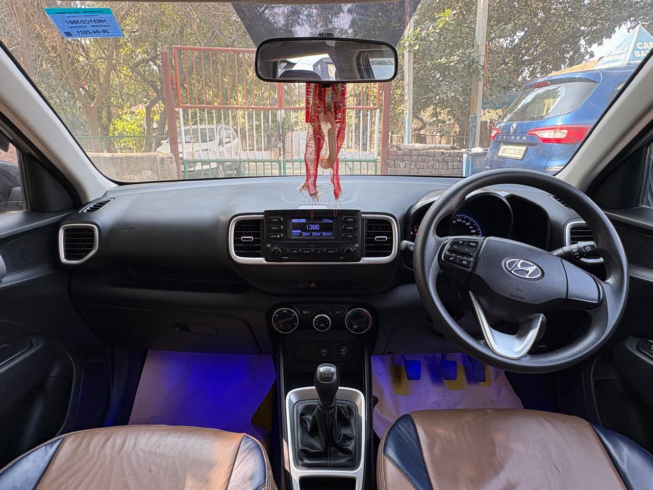 
								Hyundai Venue S full									