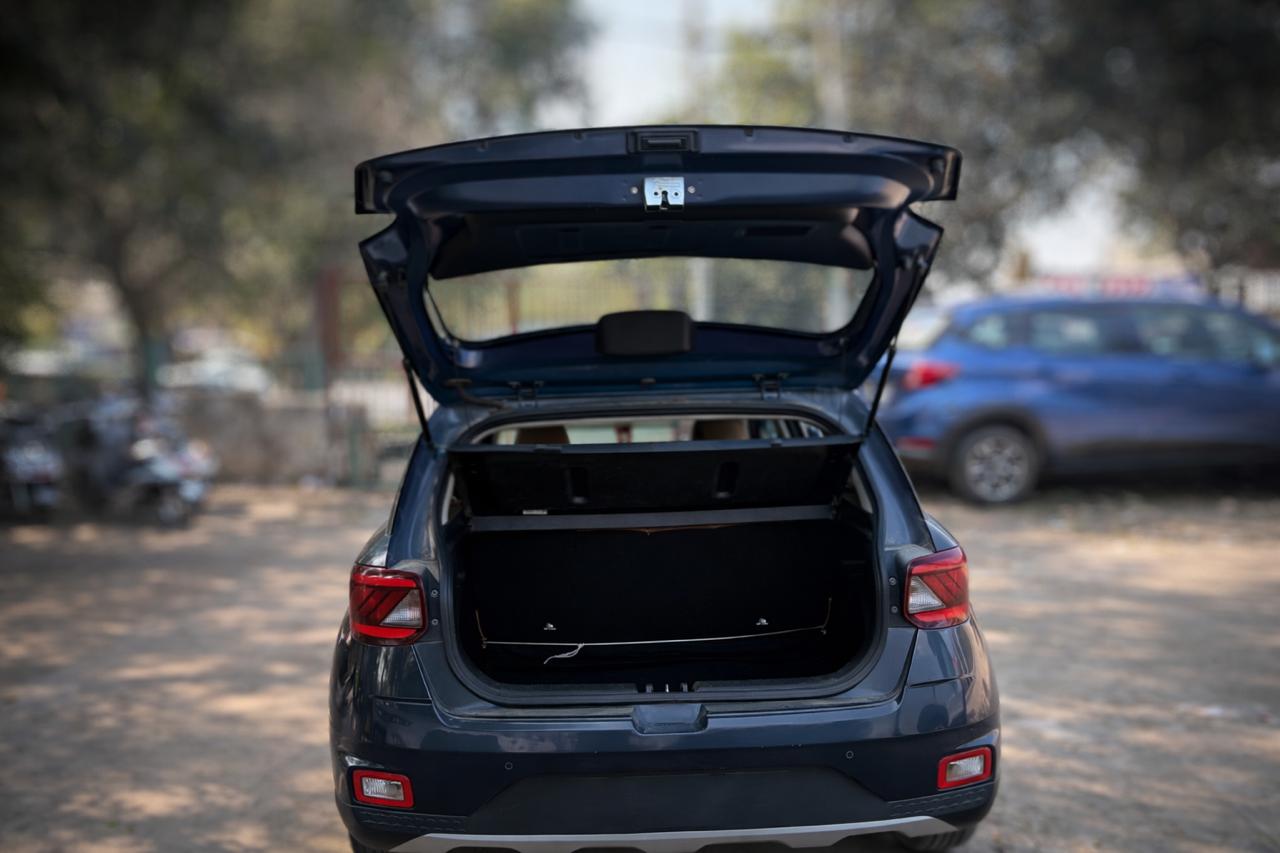 
								Hyundai Venue S full									