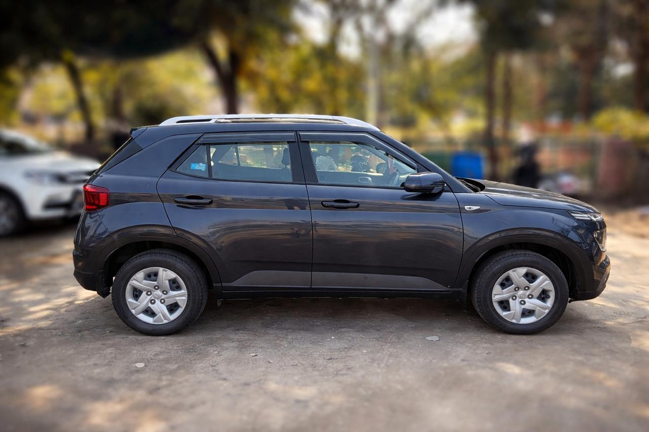 
								Hyundai Venue S full									