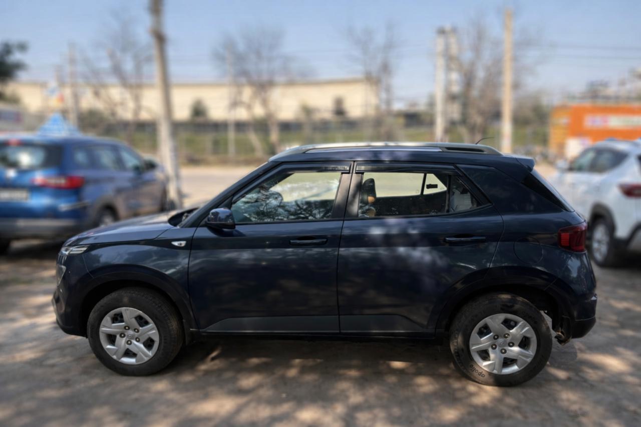 
								Hyundai Venue S full									