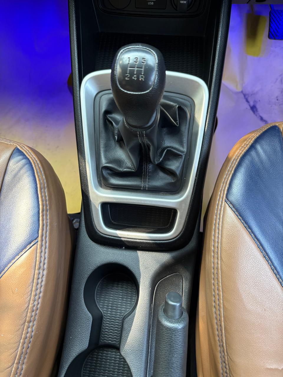 
								Hyundai Venue S full									