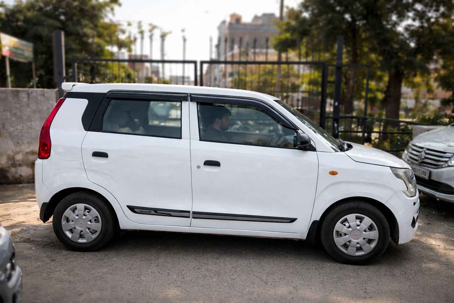 
								Maruti Suzuki WagonR LXI full									